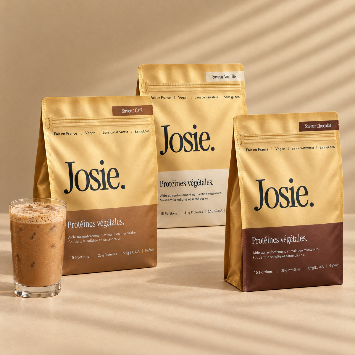 Les trois saveurs Josie Vegan Protein, café, vanille et chocolat, avec un shake café glacé