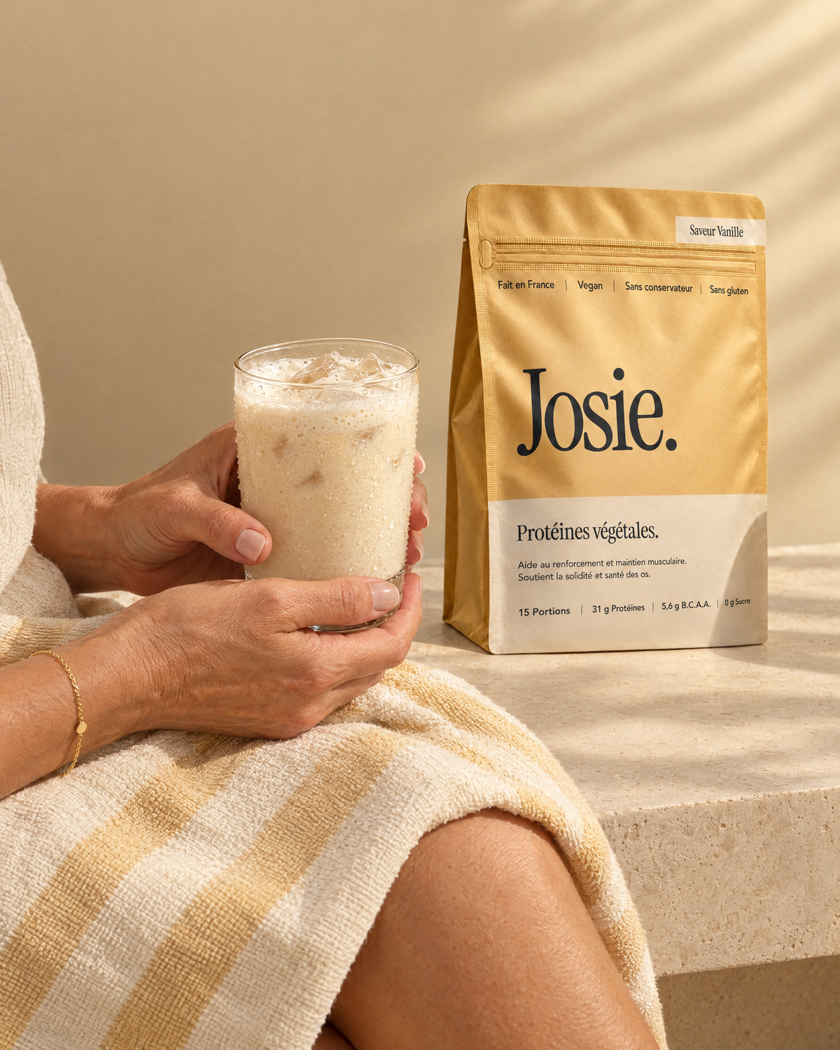 Mains tenant un shake Josie vanille