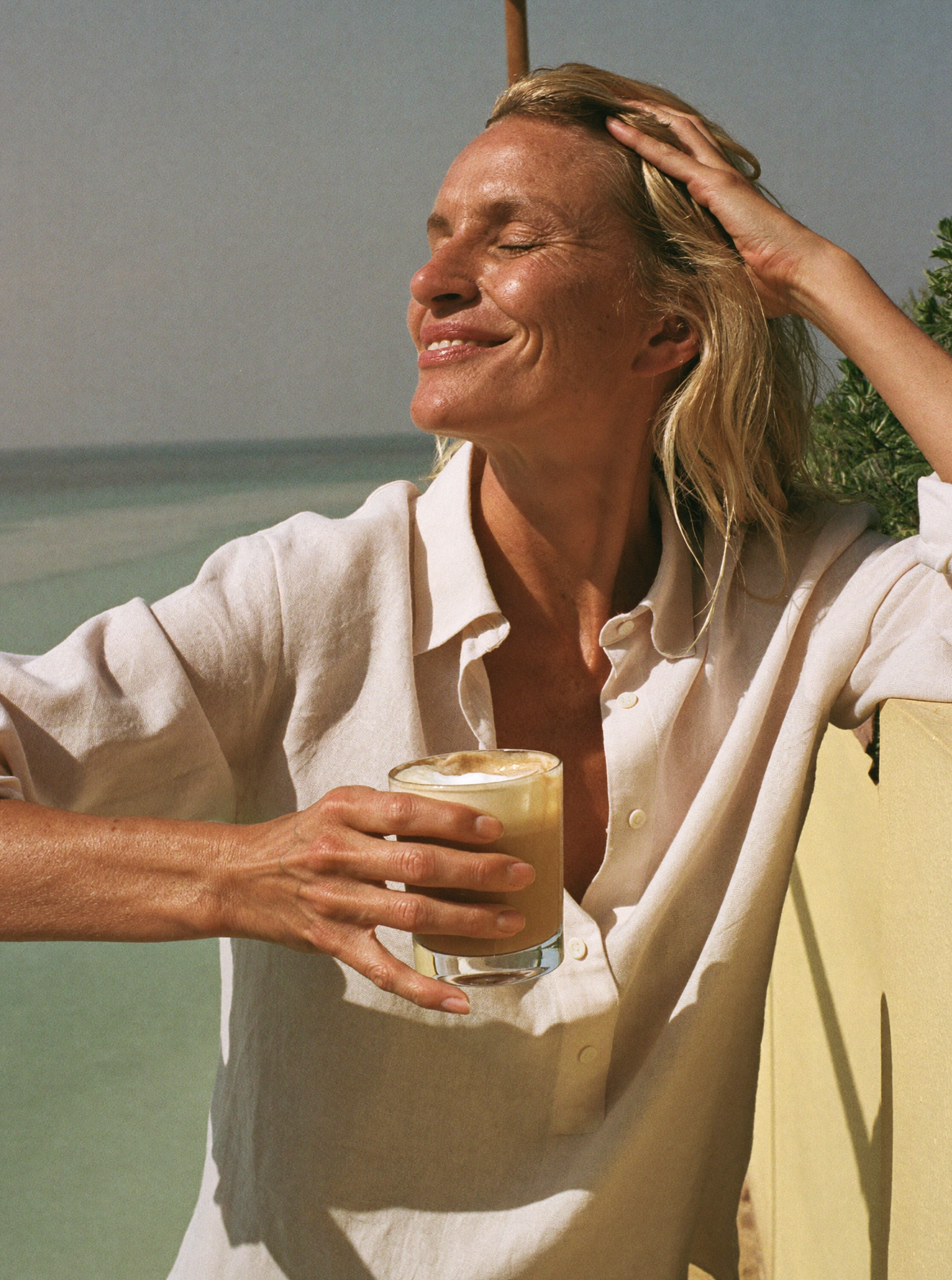 Le verre du matin au soleil, face à la mer